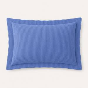 Porta Travesseiro Piquet Infinity Azul Índigo na cama posta