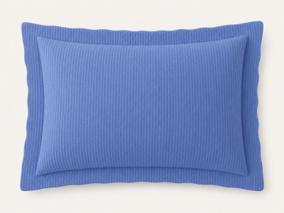 Porta Travesseiro Piquet Infinity Azul Índigo na cama posta