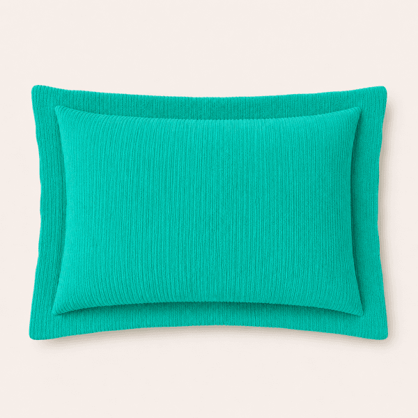 Porta Travesseiro Piquet Infinity Verde Caribe na cama posta