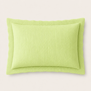 Porta Travesseiro Piquet Infinity Verde Lima na cama posta