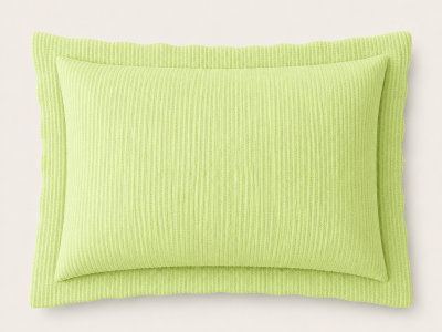 Porta Travesseiro Piquet Infinity Verde Lima na cama posta