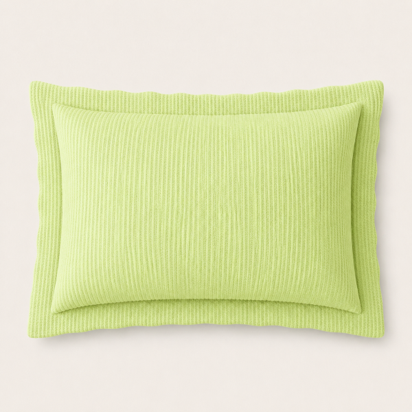 Porta Travesseiro Piquet Infinity Verde Lima na cama posta
